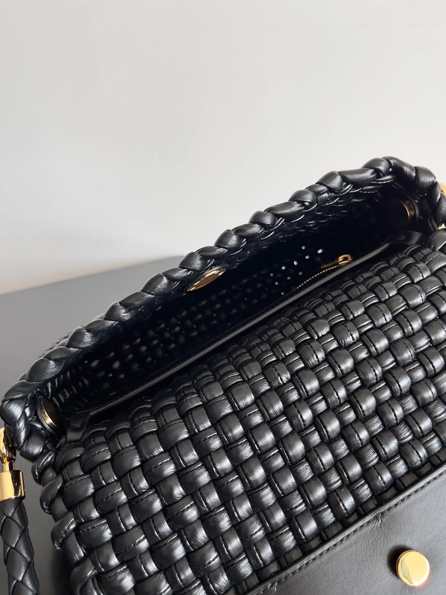 Batch 3120 Reshape the classics, Swing is back, BOTTEGA VENETA Bottega Veneta women's Swing shoulder bag is made of tubular quilted weaving technology. The unique vertical weaving of the bag is impressive. The overall style reveals a medieval style, which is in line with the current retro trend. It is simple and versatile without losing personality. It can be adapted to different styles for work and commuting. Both cross-body and hand carry are created with everyone in mind. It is a bag that does not lose its practicality and beauty [Hop Jump] [Hop Jump] Style No.: 764073 Size: 25*19*6